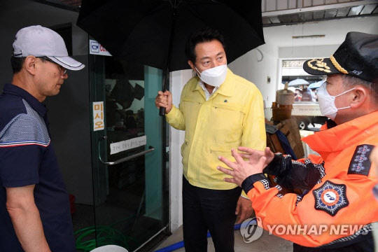 오세훈 서울시장이 지난 9일 발달장애 가족이 침수로 고립돼 사망한 서울 관악구 신림동 수해 현장을 점검하고 있다.<연합뉴스>